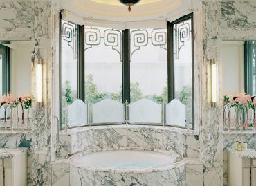 salle de bain marbre palace meurice